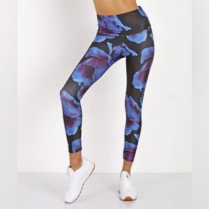 Onzie Midnight Anemone Mid Rise Capri leggings GUC size, small/medium